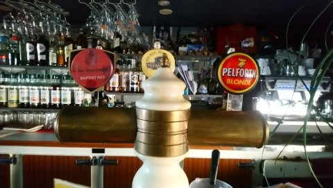 Hôtel Bar proposant bières pressions artisanales avec terrasse à Thiers